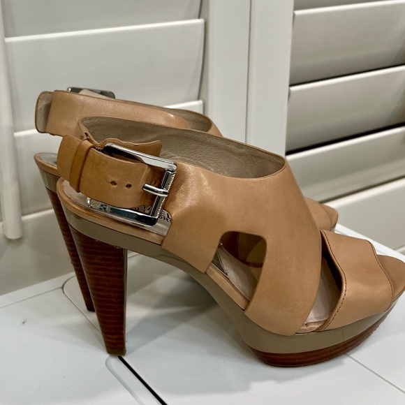 EUC Beige Michael Kors Platform Pump Sz 8 1/2 - Picture 3 of 12
